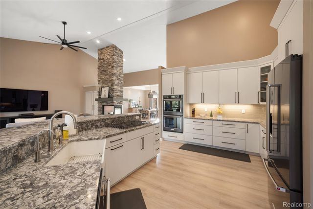 9833 Rolling Greens Drive, Hamburg Township, MI 48169