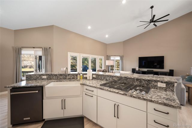 9833 Rolling Greens Drive, Hamburg Township, MI 48169