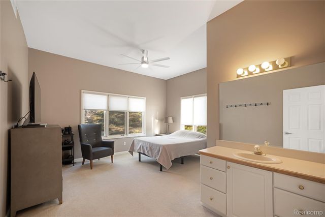 9833 Rolling Greens Drive, Hamburg Township, MI 48169