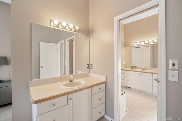 9833 Rolling Greens Drive, Hamburg Township, MI 48169