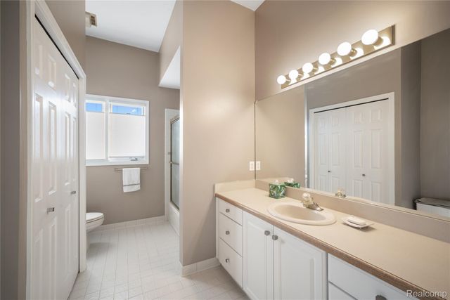 9833 Rolling Greens Drive, Hamburg Township, MI 48169