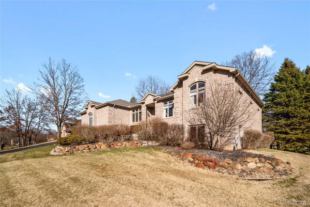 9833 Rolling Greens Drive, Hamburg Township, MI 48169