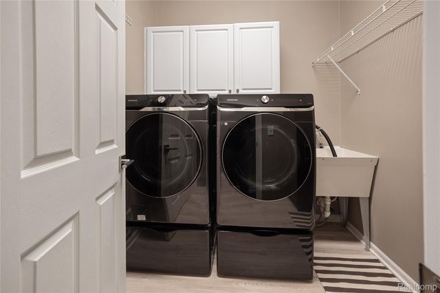 9833 Rolling Greens Drive, Hamburg Township, MI 48169