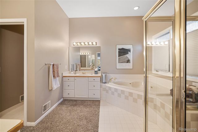 9833 Rolling Greens Drive, Hamburg Township, MI 48169