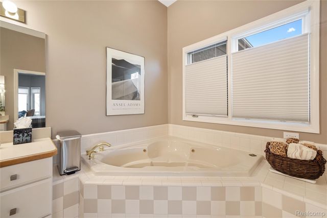 9833 Rolling Greens Drive, Hamburg Township, MI 48169