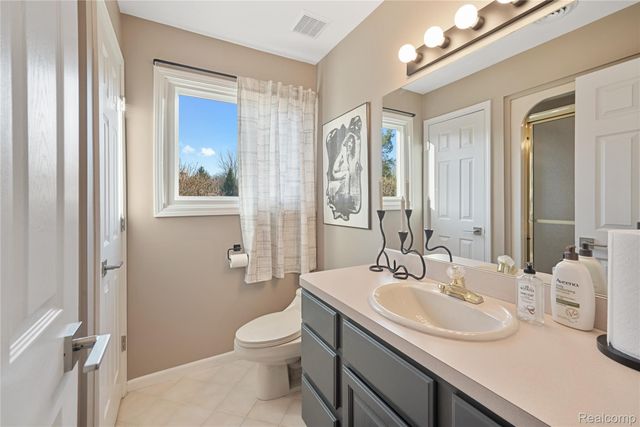 9833 Rolling Greens Drive, Hamburg Township, MI 48169