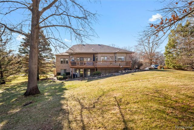 9833 Rolling Greens Drive, Hamburg Township, MI 48169