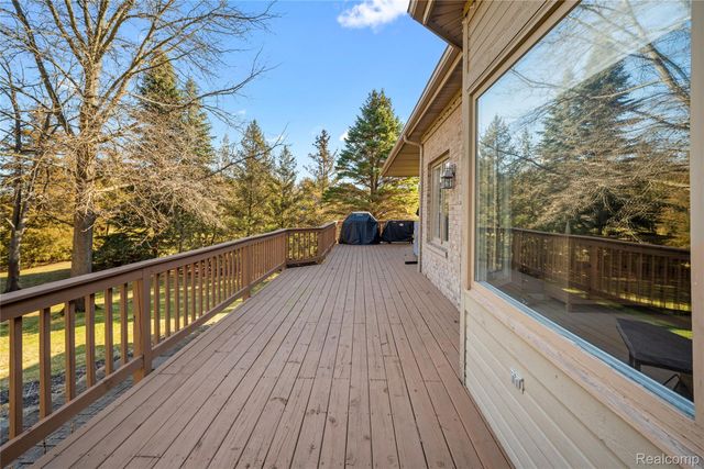 9833 Rolling Greens Drive, Hamburg Township, MI 48169