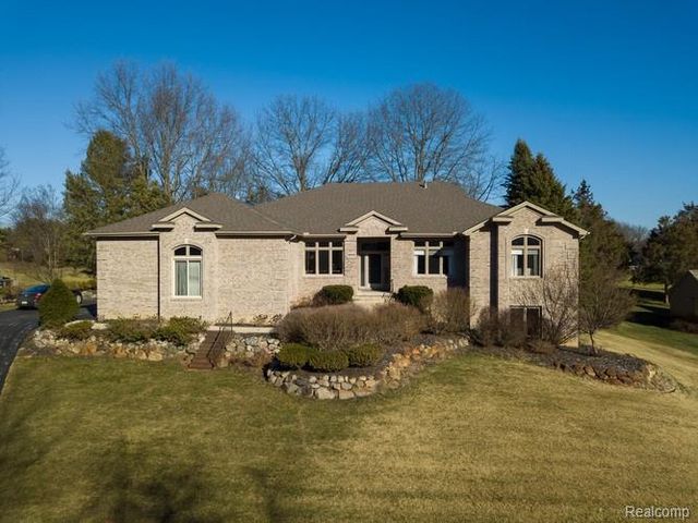 9833 Rolling Greens Drive, Hamburg Township, MI 48169