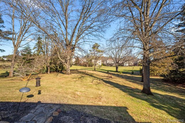 9833 Rolling Greens Drive, Hamburg Township, MI 48169