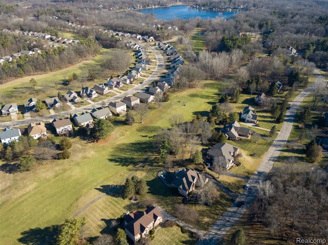 9833 Rolling Greens Drive, Hamburg Township, MI 48169