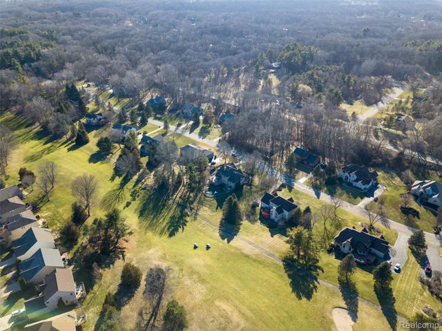 9833 Rolling Greens Drive, Hamburg Township, MI 48169