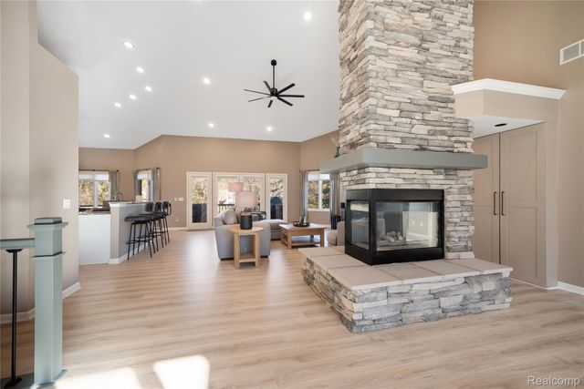 9833 Rolling Greens Drive, Hamburg Township, MI 48169