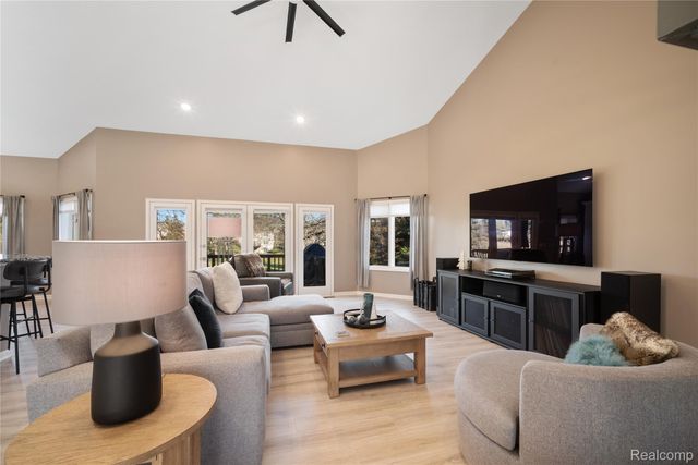 9833 Rolling Greens Drive, Hamburg Township, MI 48169