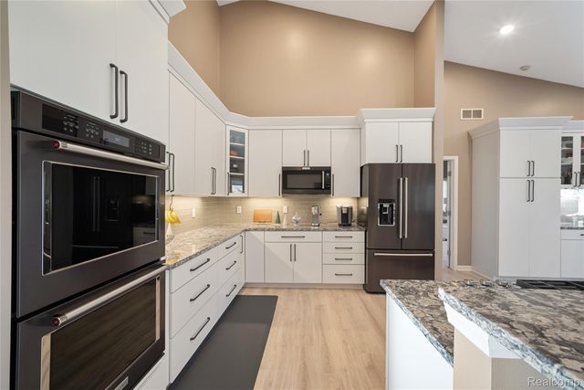 9833 Rolling Greens Drive, Hamburg Township, MI 48169