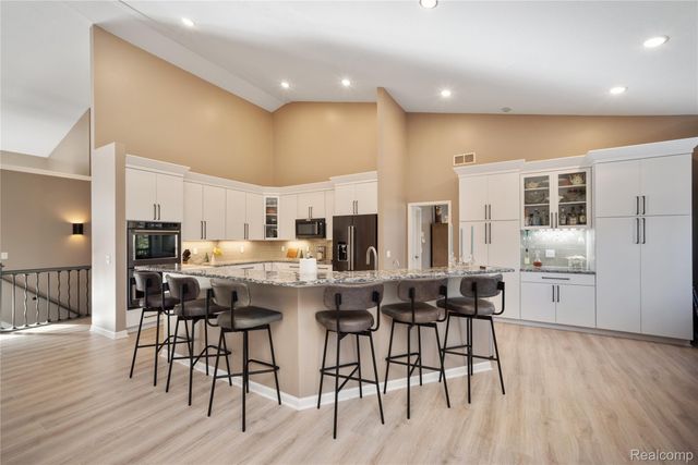 9833 Rolling Greens Drive, Hamburg Township, MI 48169