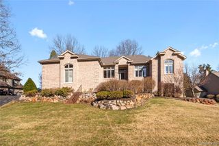 9833 Rolling Greens Drive, Hamburg Township, MI 48169