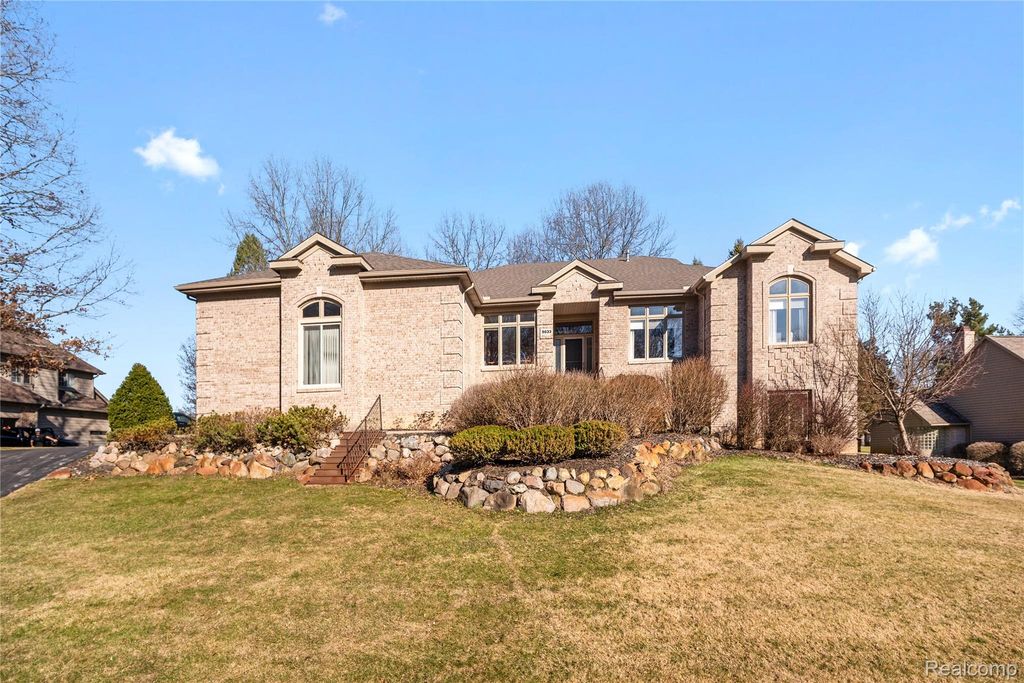 9833 Rolling Greens Drive, Hamburg Township, MI 48169