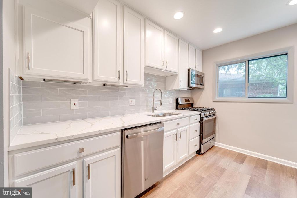 51 SKYHILL RD #202, Alexandria, VA 22314