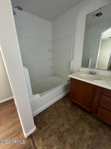 4661 E LAUREL Avenue, Gilbert, AZ 85234