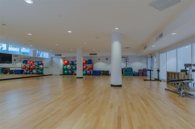 20281 E Country Club Drive 407, Aventura, FL 33180