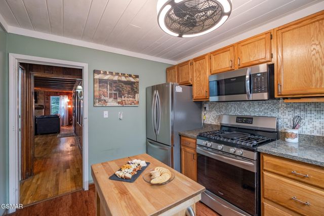 204 Hill Street, Gatlinburg, TN 37738