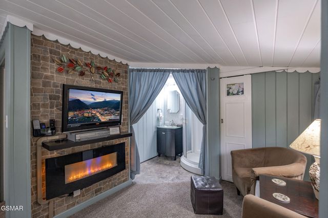 204 Hill Street, Gatlinburg, TN 37738