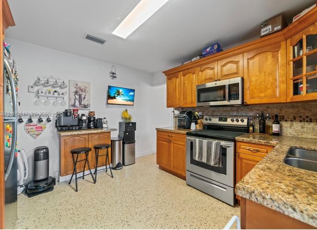 1136 NW 34th Avenue Main, Miami, FL 33125