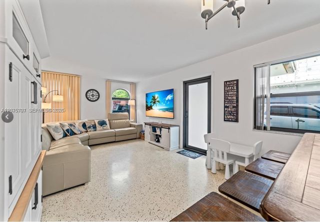 1136 NW 34th Avenue Main, Miami, FL 33125