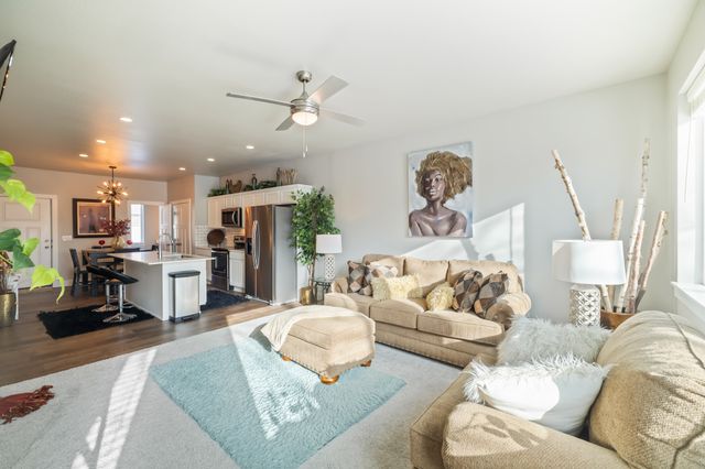 17136 Mistflower Lane, Urbandale, IA 50323