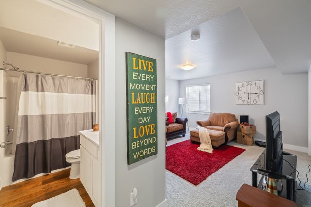 17136 Mistflower Lane, Urbandale, IA 50323