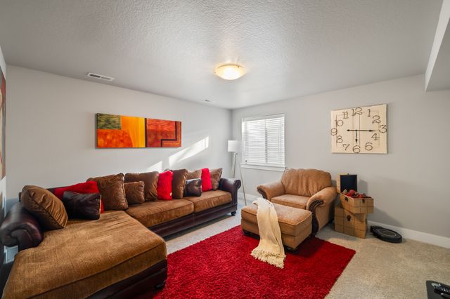 17136 Mistflower Lane, Urbandale, IA 50323