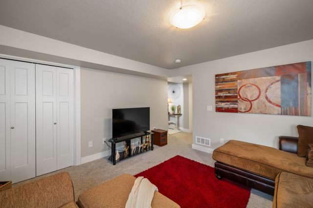 17136 Mistflower Lane, Urbandale, IA 50323