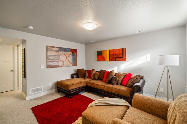 17136 Mistflower Lane, Urbandale, IA 50323