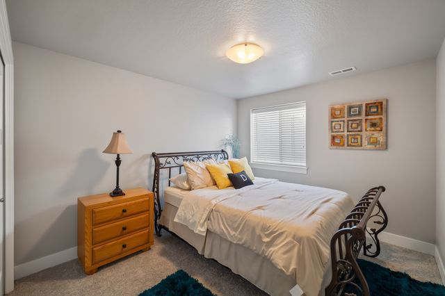 17136 Mistflower Lane, Urbandale, IA 50323