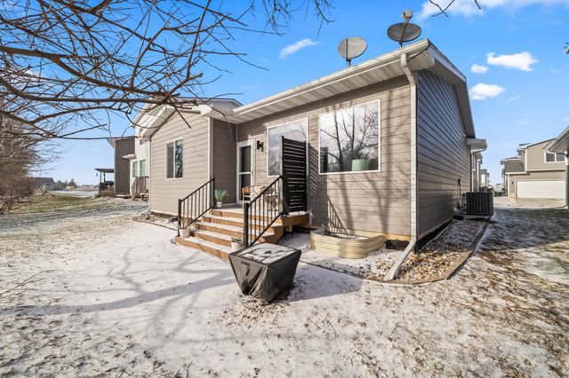 17136 Mistflower Lane, Urbandale, IA 50323