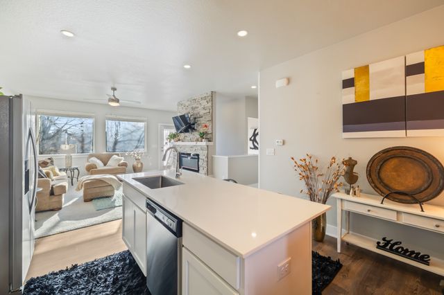 17136 Mistflower Lane, Urbandale, IA 50323