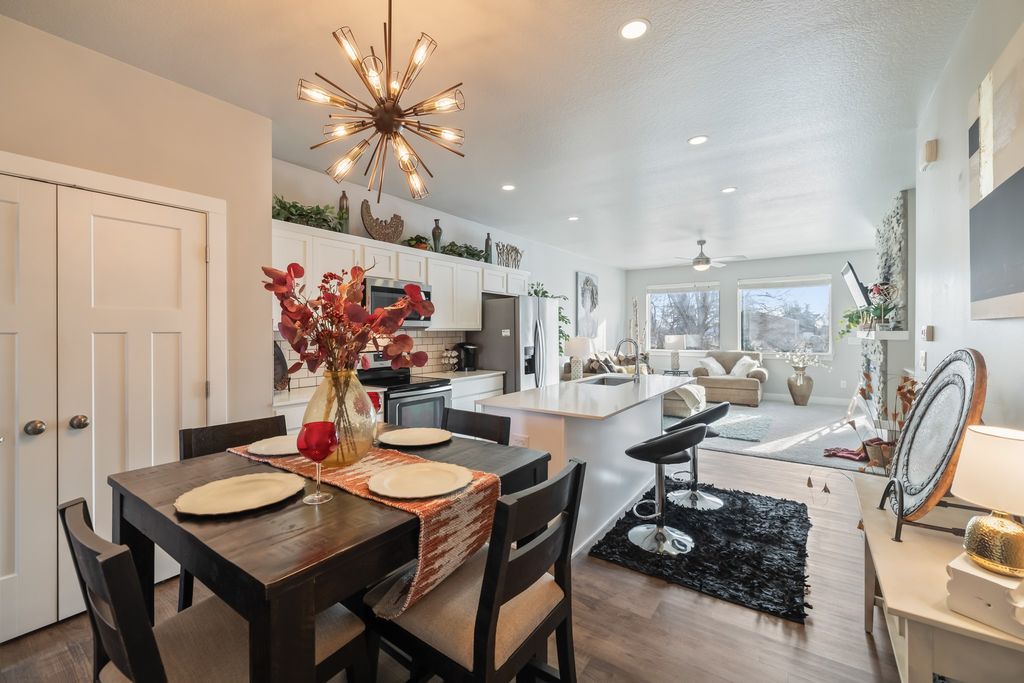 17136 Mistflower Lane, Urbandale, IA 50323