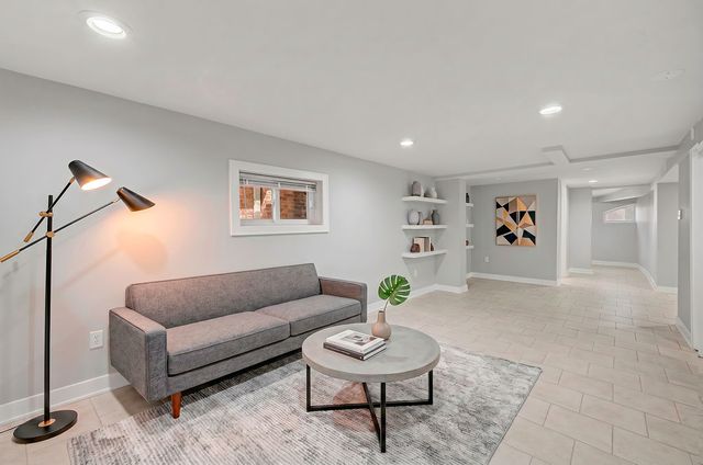 4945 W Addison Street, Chicago, IL 60641