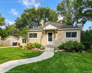 6735 Cooley Lake Road, West Bloomfield Charter Township, MI 48324