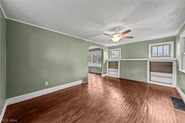 884 Lovers Lane, Akron, OH 44306