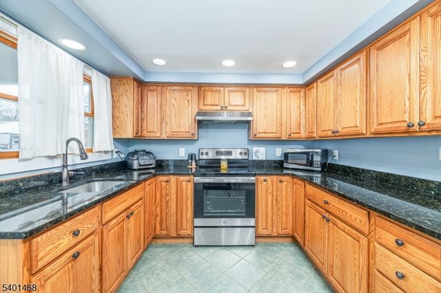 49 Sussex St, Newton Town, NJ 07860