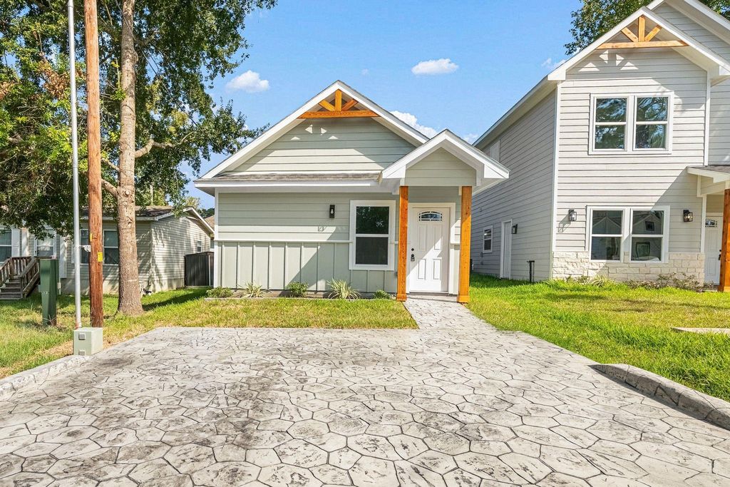 16740 E Ivanhoe, Montgomery, TX 77316