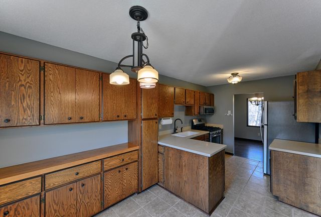 12102 Red Oak Court S, Burnsville, MN 55337