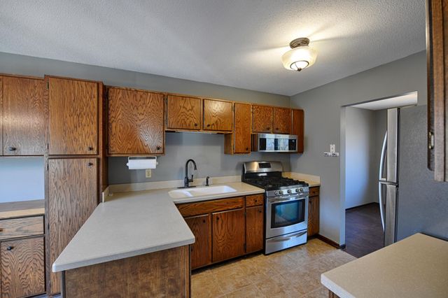 12102 Red Oak Court S, Burnsville, MN 55337