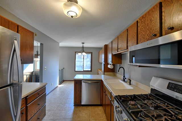 12102 Red Oak Court S, Burnsville, MN 55337