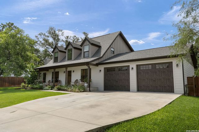 300 E BLUEBONNET LN, Johnson City, TX 78636