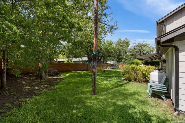 300 E BLUEBONNET LN, Johnson City, TX 78636