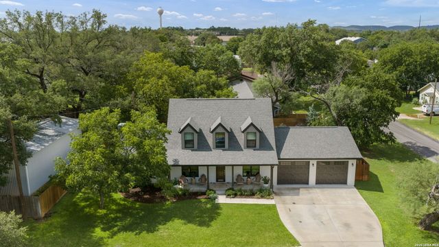 300 E BLUEBONNET LN, Johnson City, TX 78636
