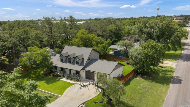 300 E BLUEBONNET LN, Johnson City, TX 78636